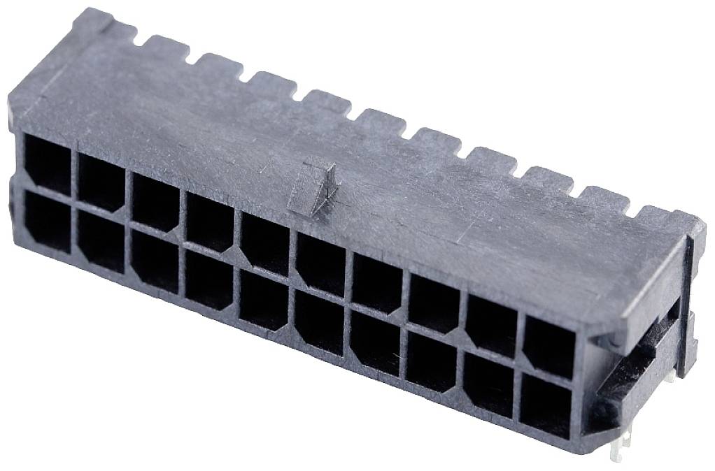 Pravokoten črn elektronski vtič z več navpičnimi priključnimi odprtinami.
