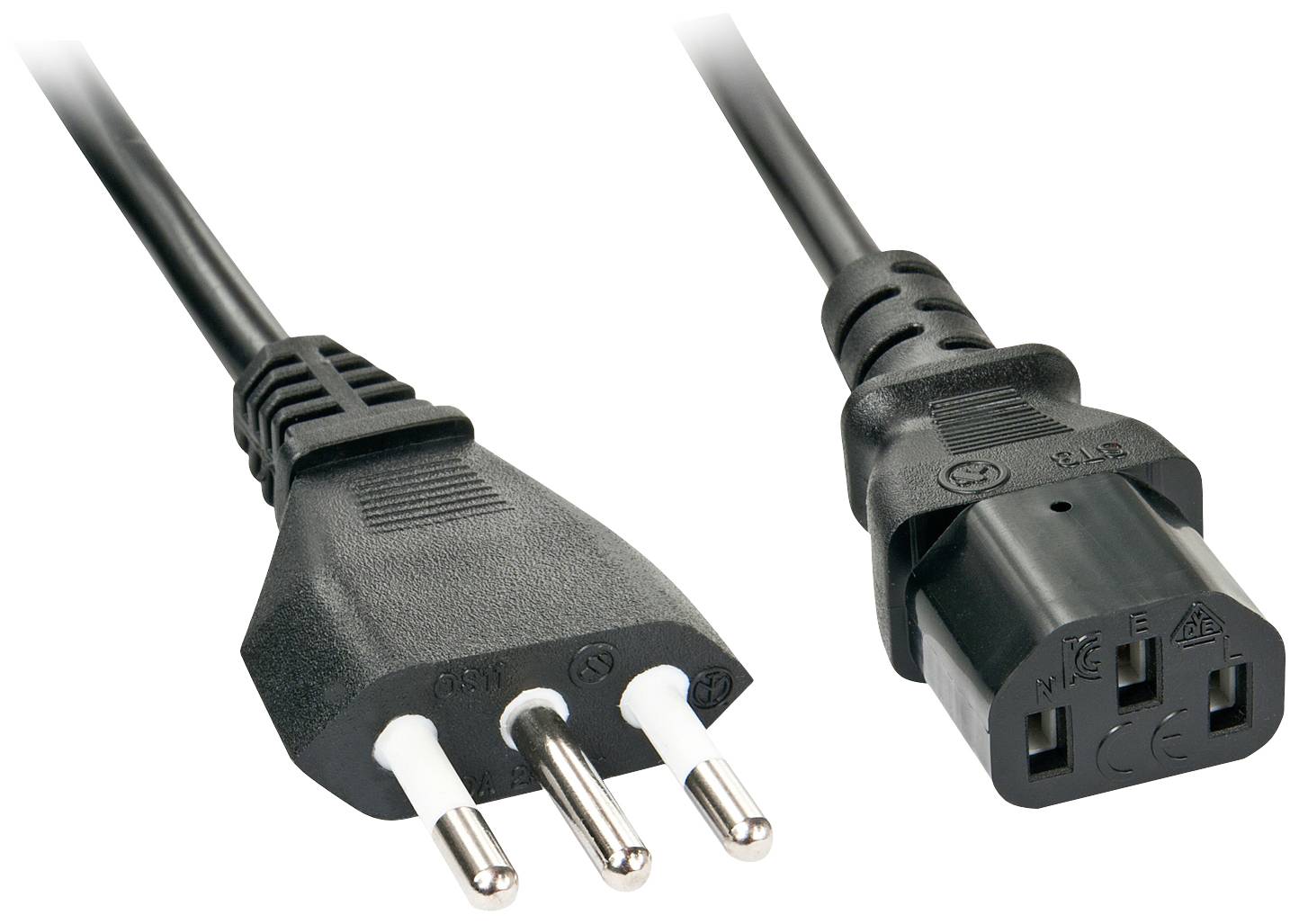 Črn električni kabel s Schuko vtičem na levi strani in tripolnim IEC vtičem na desni strani.