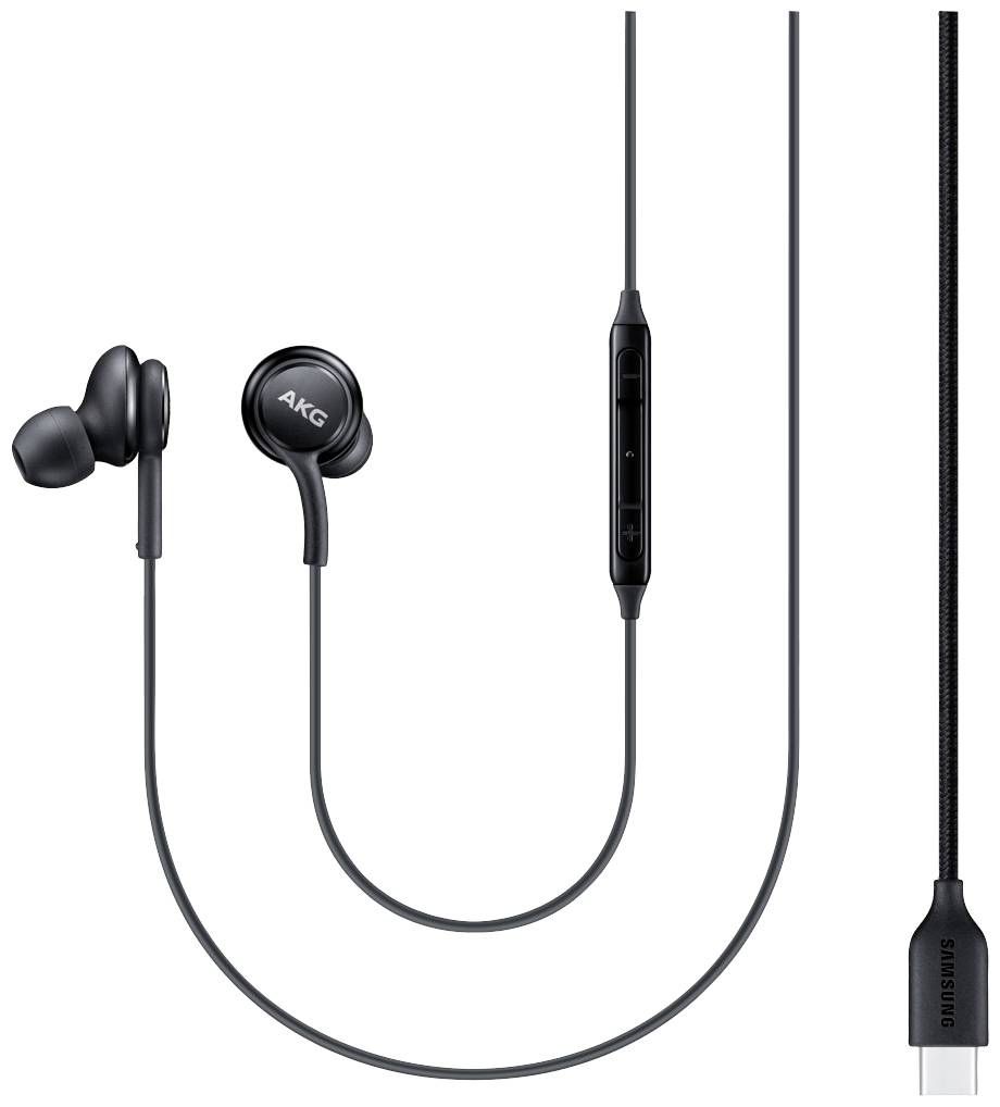 Črne žične slušalke znamke 'AKG' z vgrajeno kontrolo na kablu in USB-C priključkom. Primerne za poslušanje glasbe in opravljanje telefonskih klicev.