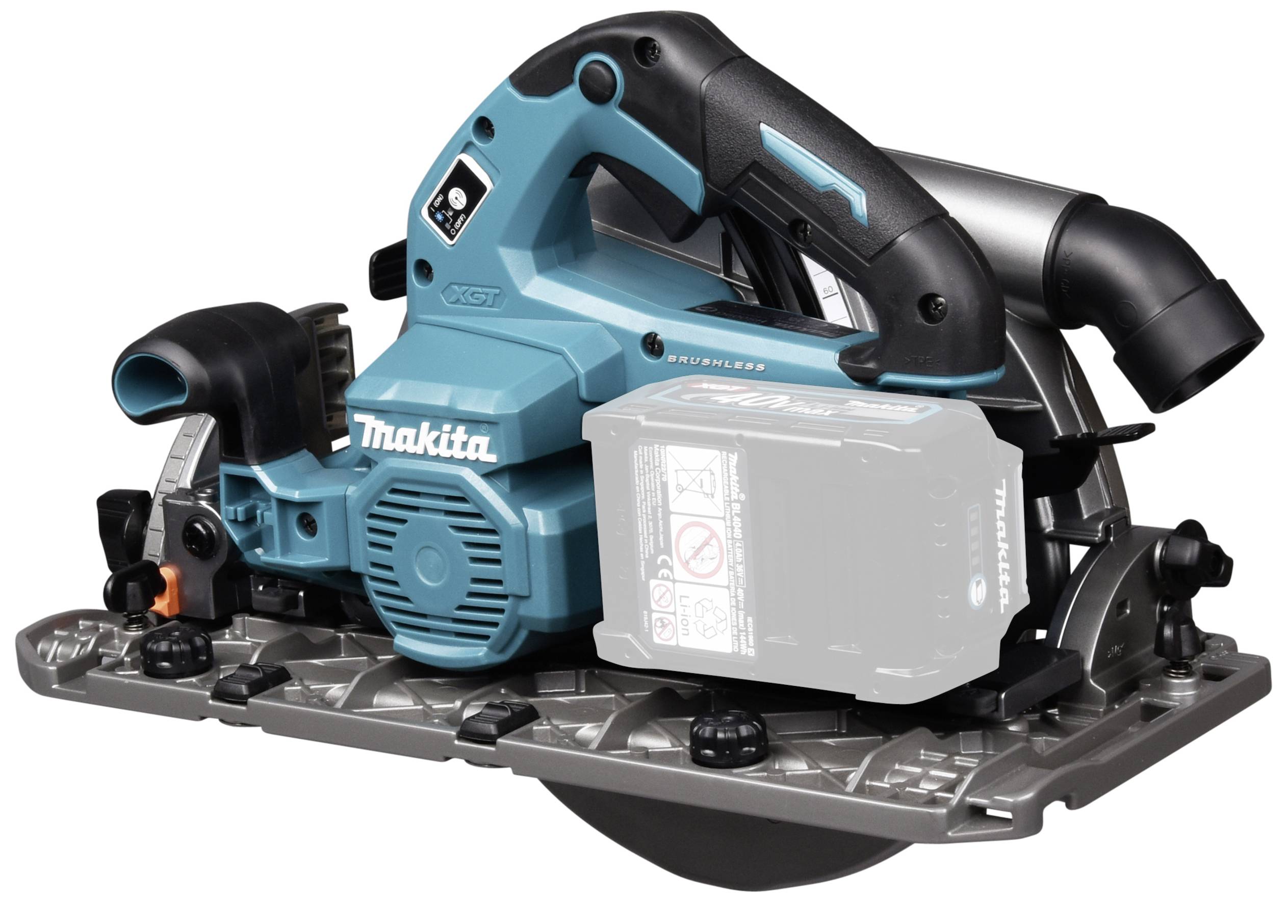 Modra brezžična ročna krožna žaga na mizi. Žaga je vklopljena, vendar brez vidne gibanja.