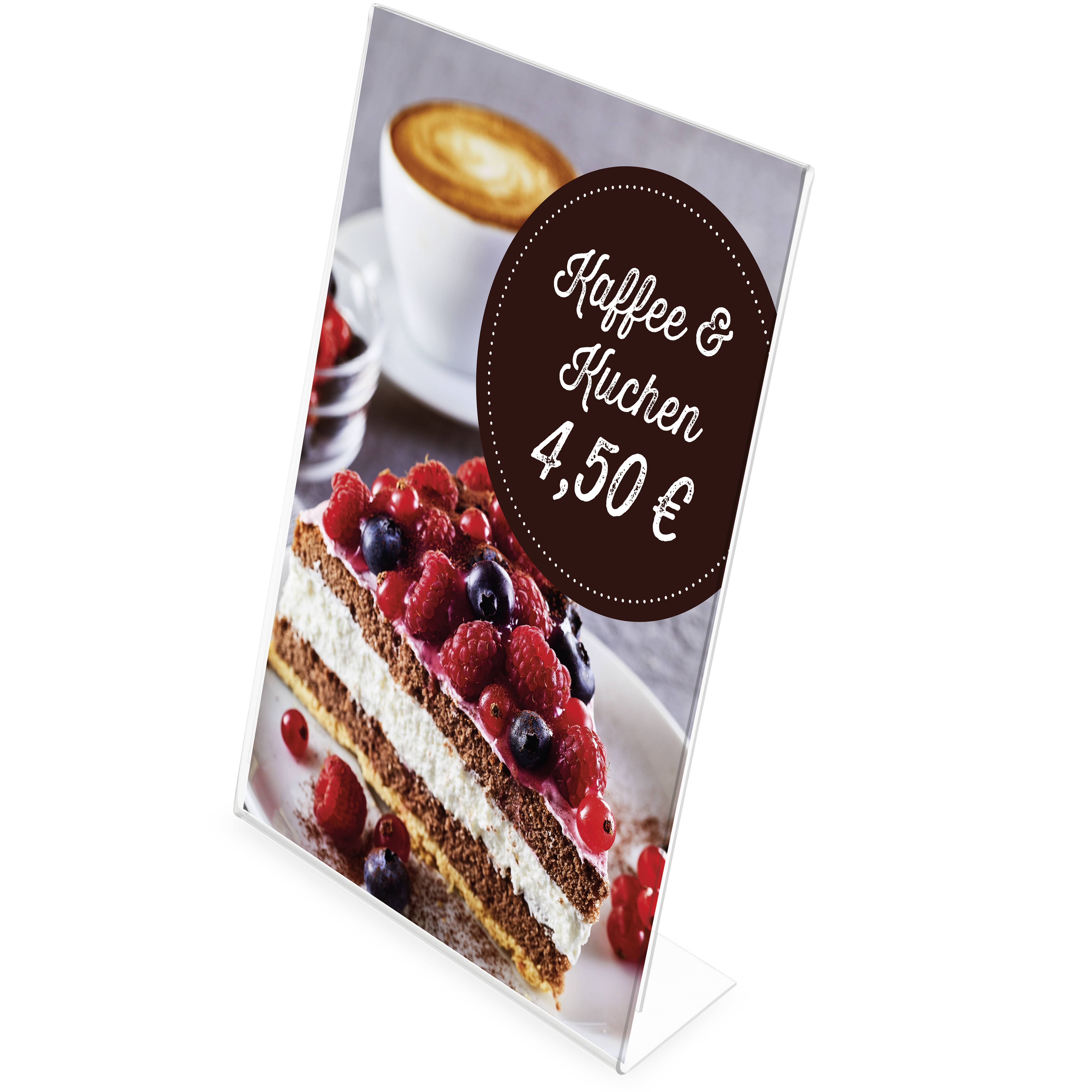 Košček torte, okrašen z jagodami, in skodelica kave v ozadju. Besedilo: 'Kava in torta 4,50 EUR'.