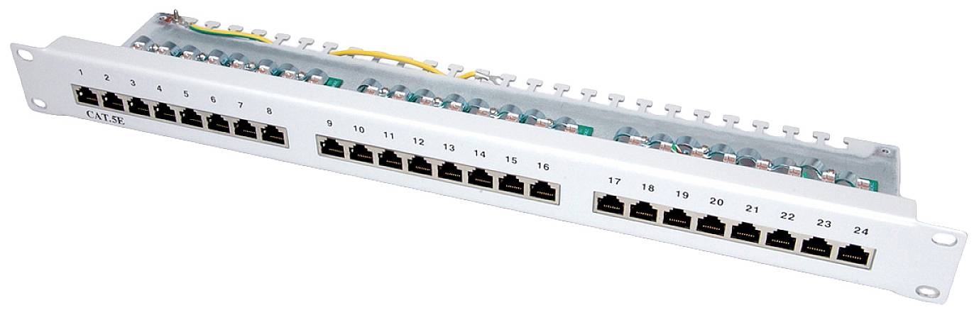 Patch panel s 24 RJ45 priključki za omrežno ožičenje. Kabli so priključeni zgoraj, oštevilčeni od 1 do 24.