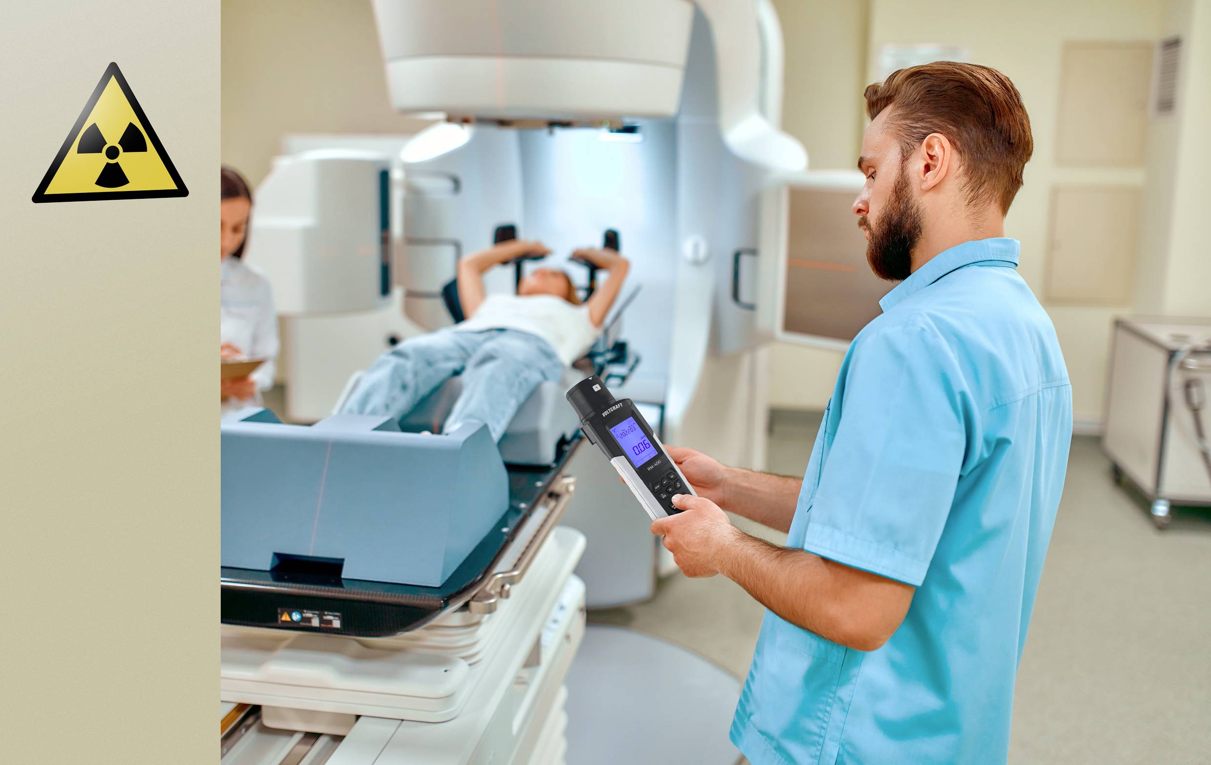 Medicinski tehnik nadzoruje pacienta, ki leži v napravi za obsevalno terapijo. Vidni so simboli za varnost pred sevanjem.