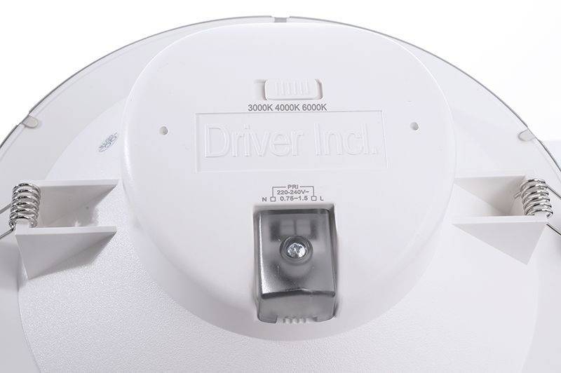 Zadnja stran okrogle LED-svetilke s stikalom za nastavitev barvne temperature (3000K, 4000K, 6000K) in napisom 'Driver vključen'.