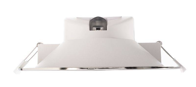 Bela stropna svetilka s pravokotnim senčnikom in kovinskim okvirjem, pritrjena na sredini.