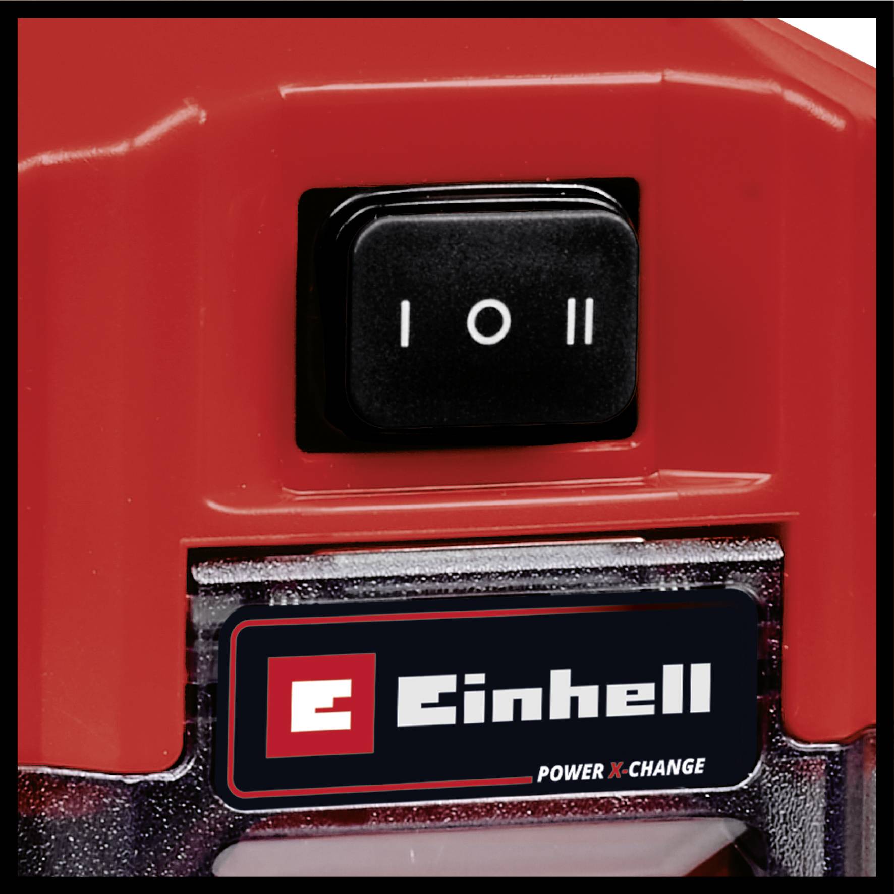 Stikalo na rdečem Einhell-aparatu s stopnjami 'I', '0', 'II'. Pod njim logotip Einhell in napis 'Power X-Change'.