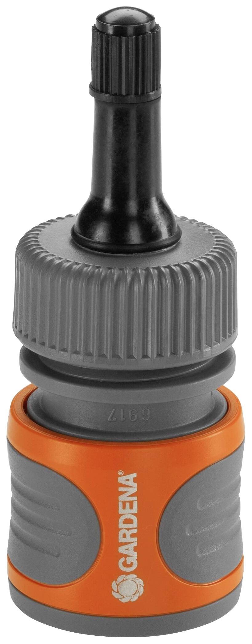 Siv in oranžen priključek za vrtno cev z valovitim robom in blagovno znamko 'GARDENA' na površini.