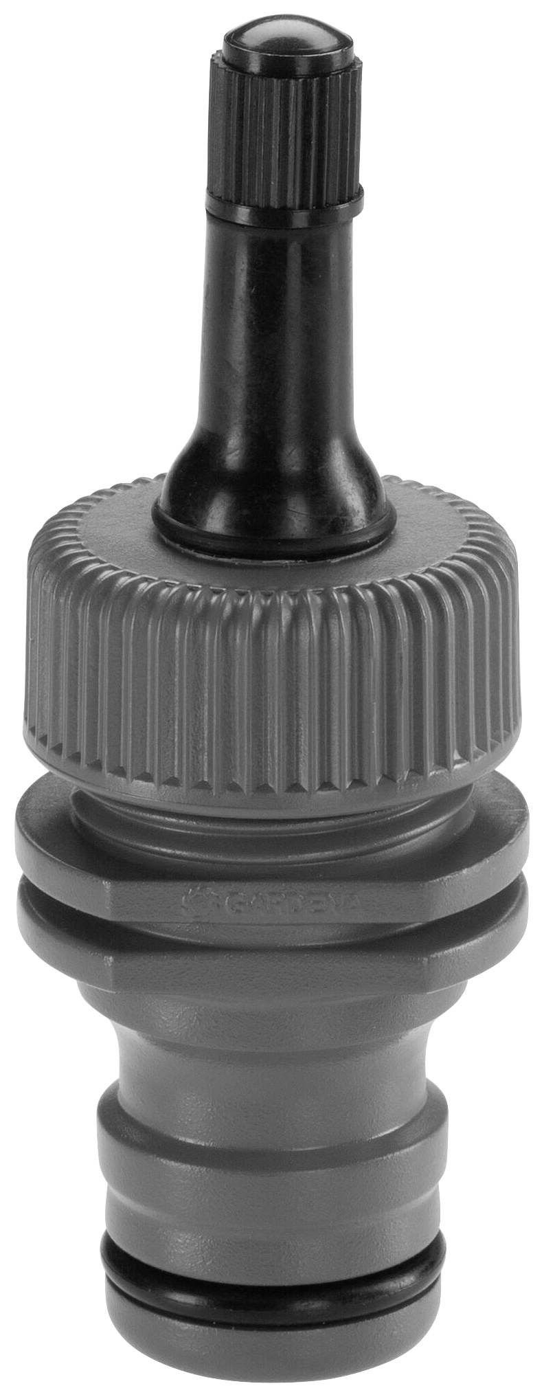 Siva, rebrasta povezovalna komponenta s črnim ventilom, verjetno adapter za vrt ali vodovodno napeljavo.