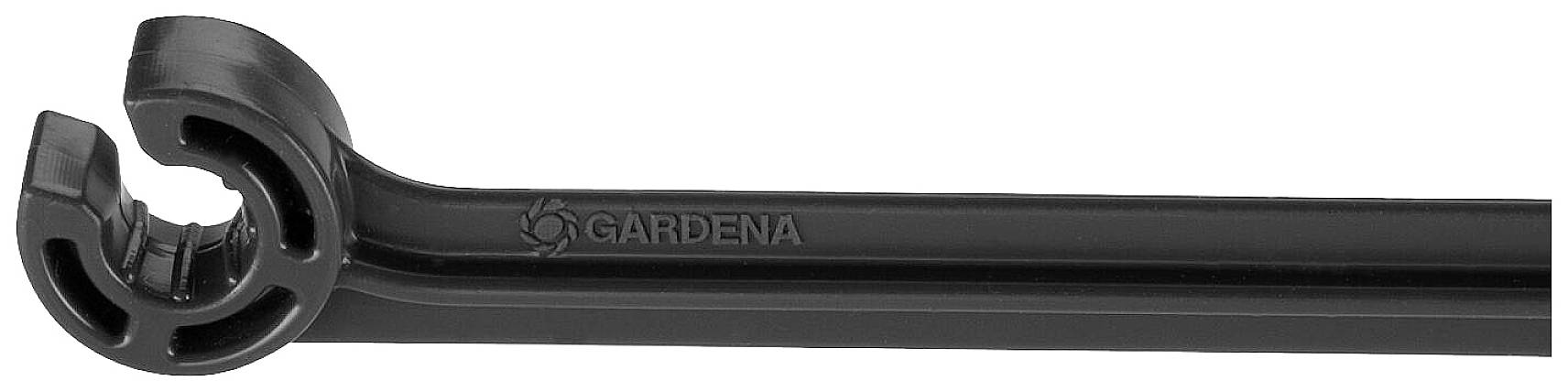 Črni Gardena ključ za cev prikazuje logotip in ima odprto sponko na dolgem ročaju, primeren za vrtna opravila.
