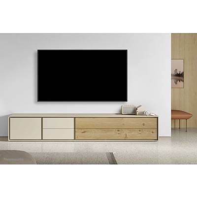 Moderna dnevna soba z velikim črnim televizorjem na steni. Pod njim stoji minimalistično oblikovan TV omaren.