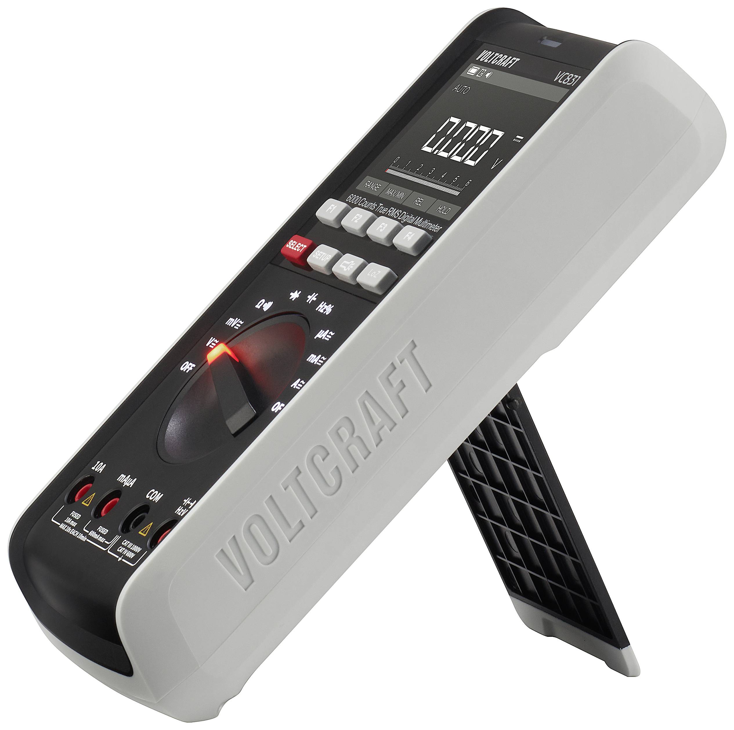 Digitalni multimeter v poševni stranski perspektivi, z velikim zaslonom in več gumbi; blagovna znamka je vidna.