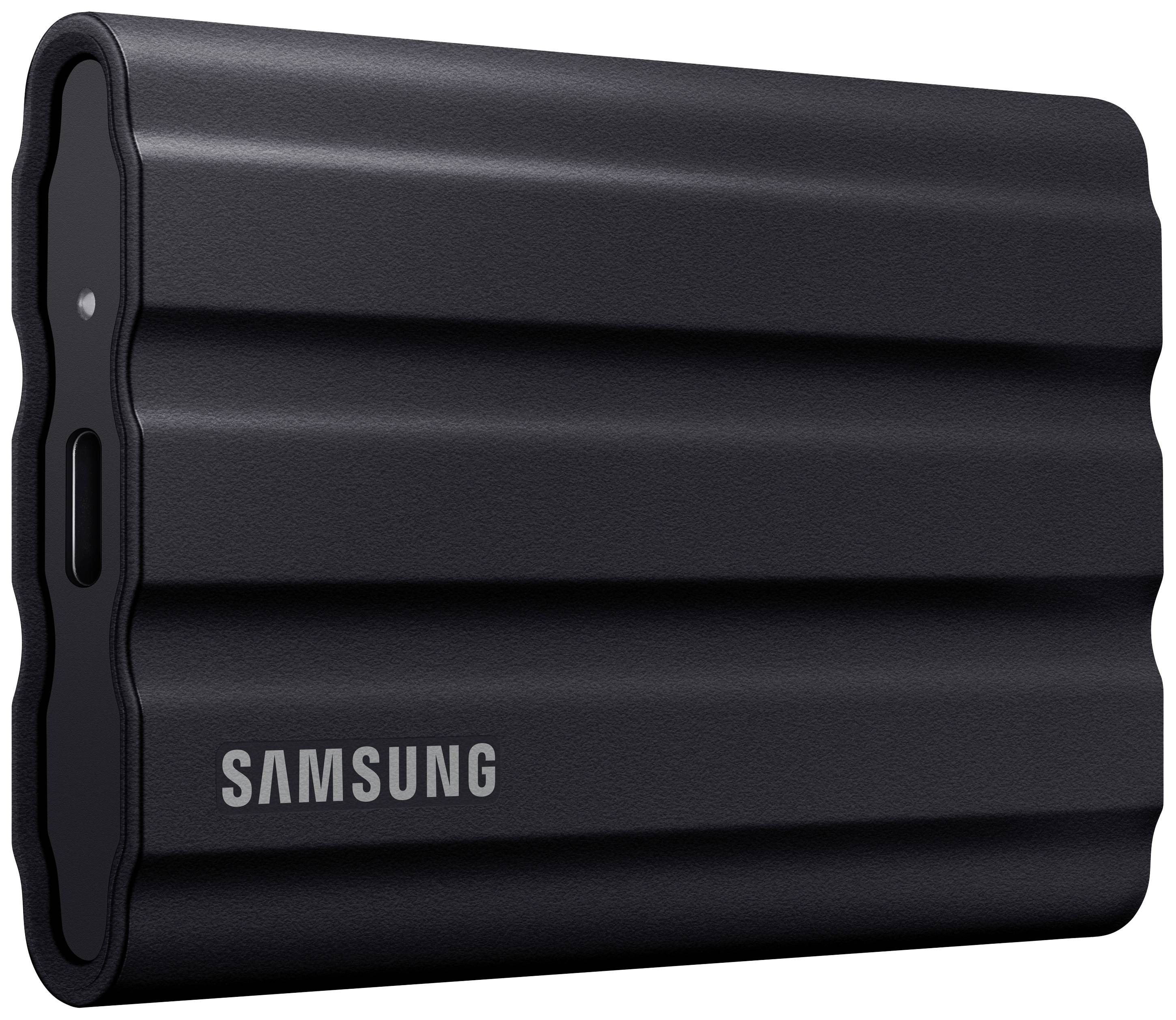 Črn zunanji Samsung trdi disk z USB-C priključkom. Kompakten dizajn, strukirana površina, značilna za blagovno znamko.