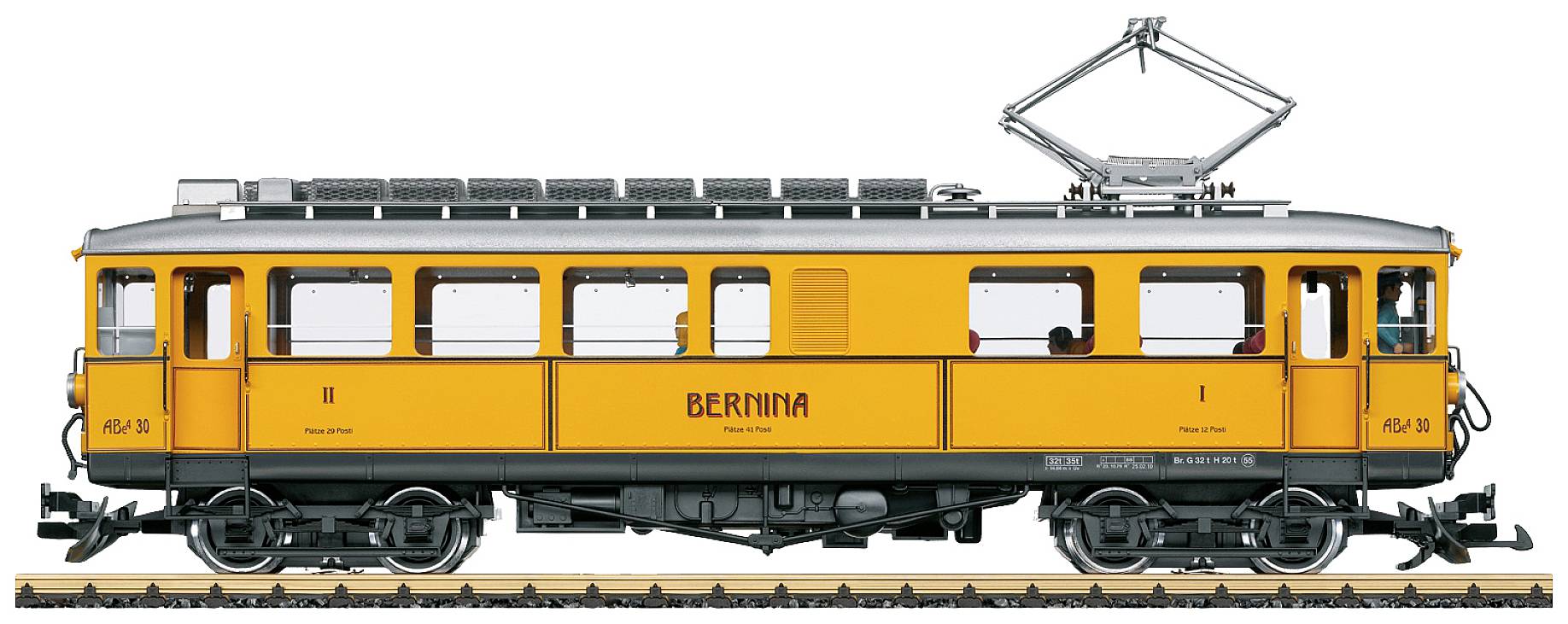 Rumeni vlečni vagon Berninske železnice z zbiralnikom toka na tirnicah. Nanj je napisano 'Bernina'. Vlak ima več oken in stranskih vrat.