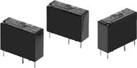 Tri črne elektronske relejske module, kvadratne oblike, vsak s štirimi kovinskimi stiki za montažo v elektronskih vezjih.