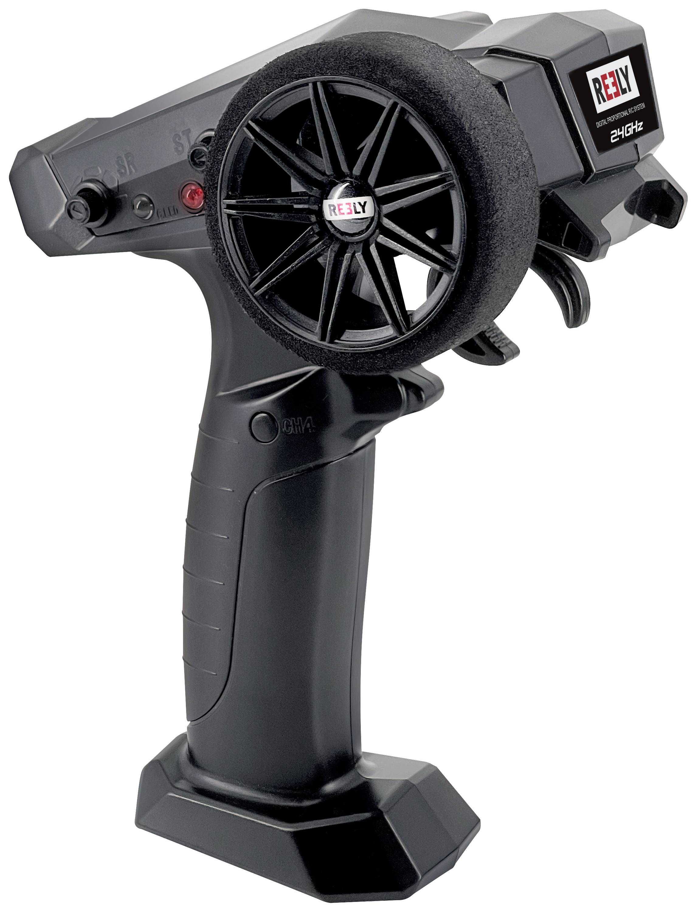 Črn daljinsko upravljan krmilnik z volanom in sprožilcem, ki se uporablja za upravljanje daljinsko vodenih avtomobilov.