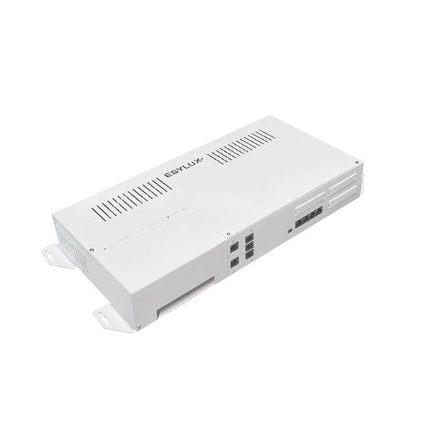 Bela, pravokotna elektronska naprava z več priključki in prezračevalnimi odprtinami.