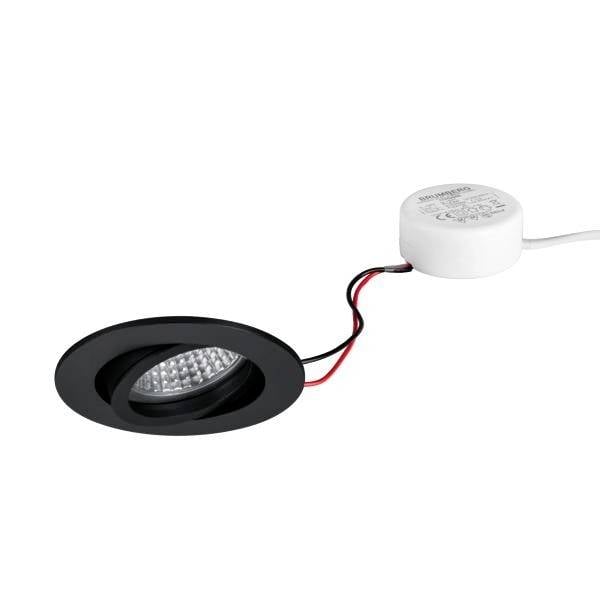 Okrogel, črn LED stropni reflektor z razredom zaščite IP44. Povezan z rdečimi in črnimi kabli z belim transformatorjem.