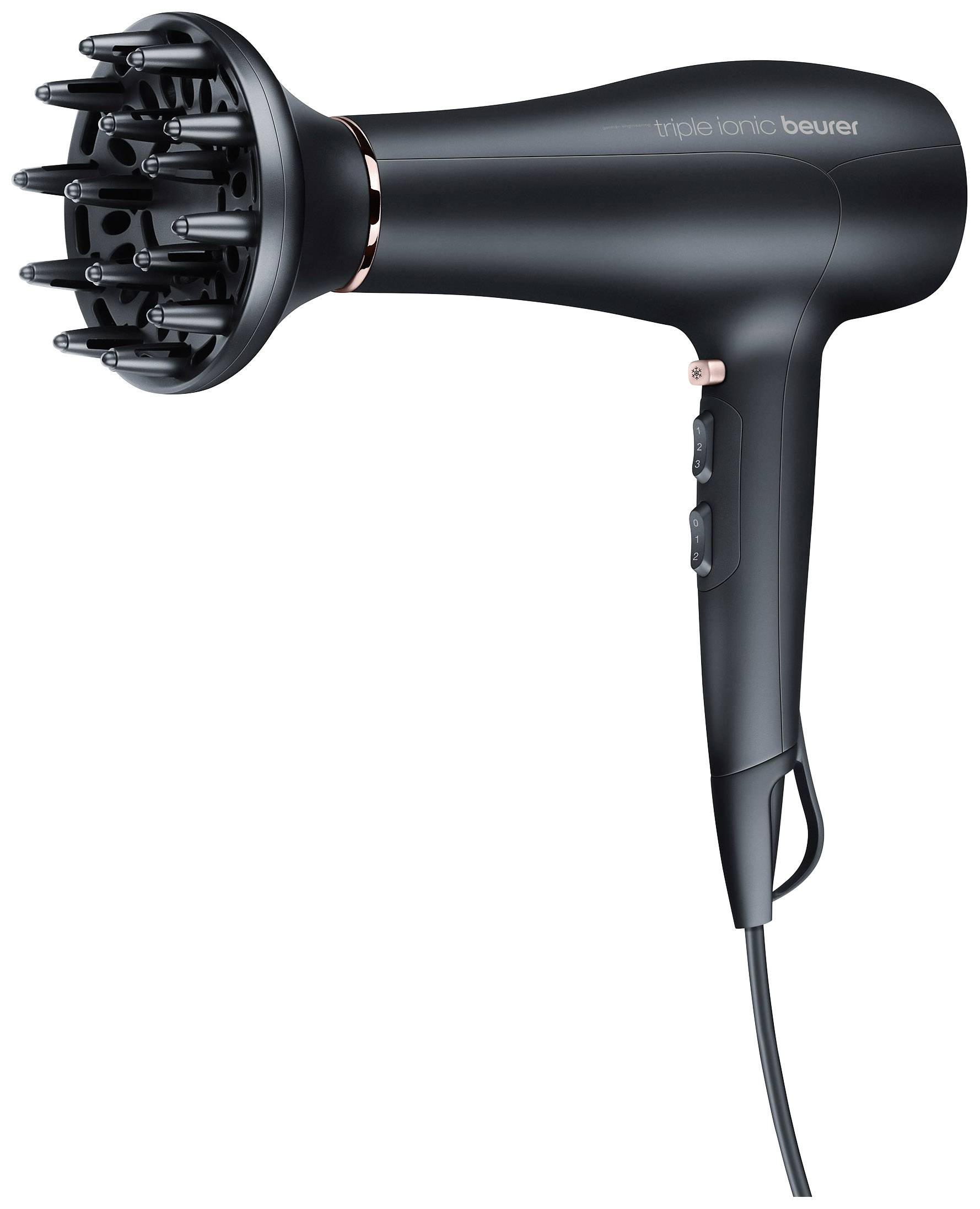 Črn sušilnik las z difuzorjem, več nastavitvenim gumbi na ročaju in napisom 'triple ionic beurer' na strani.