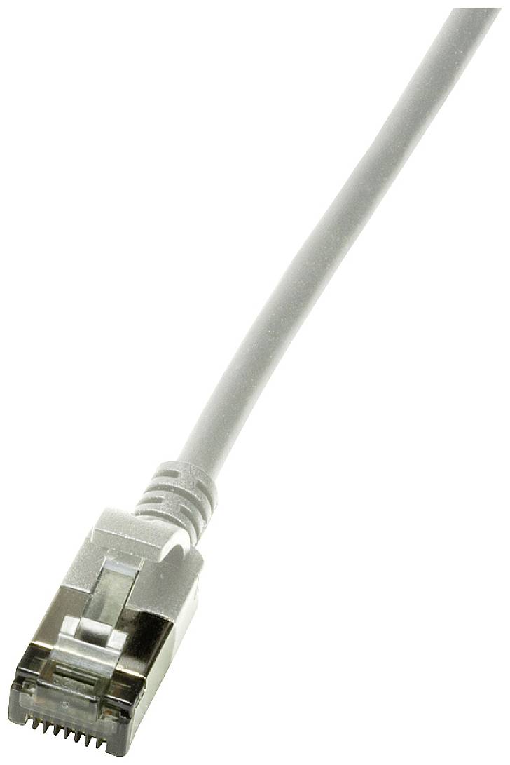Omrežni kabel z RJ-45 vtičem, primeren za ethernet povezavo, prikazan na belem ozadju.
