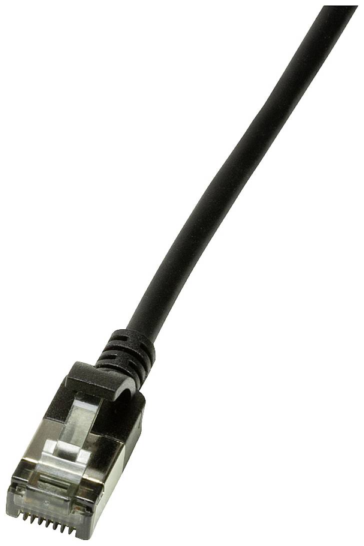 Črn eternet kabel s kovinskim priključkom na koncu, ki se uporablja za prenos podatkov v omrežjih.