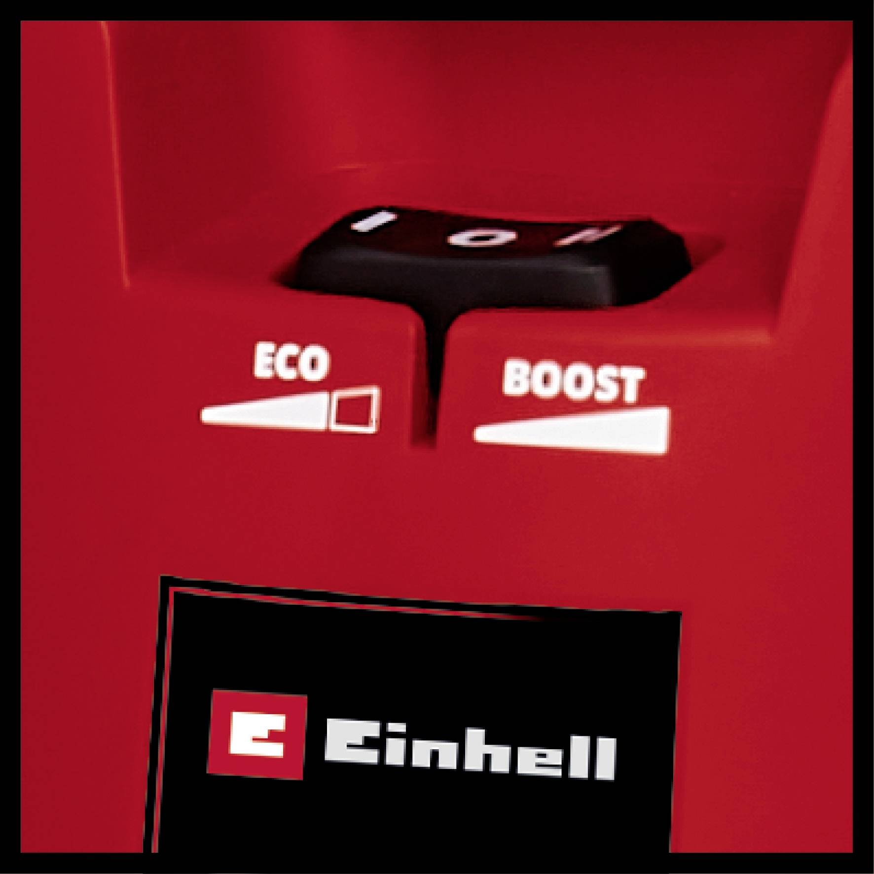 Bližnji posnetek stikala z 'ECO'- in 'BOOST'-načinom na rdečem aparatu znamke Einhell.