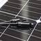 Priključni kabel na solarnem panelu. Vtična povezava prikazuje integracijo v solarni modul, pomembno komponento za prenos energije.