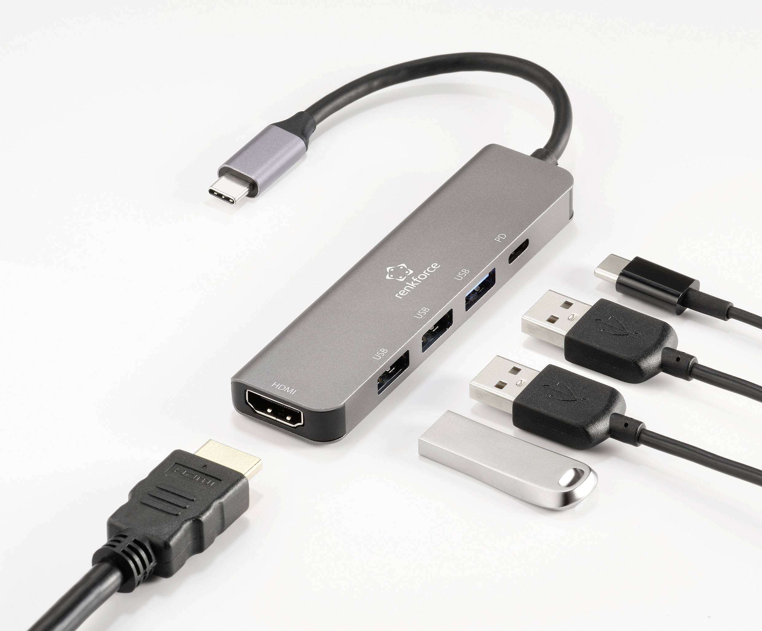 USB-C hub z več priključki, vključno z HDMI, USB-A in USB-C. Štirje kabli so priključeni in prikazujejo različne vmesnike.