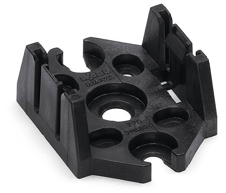 Črn plastični adapter z več izrezi in dvigi. Zasnovan za tehnične aplikacije, verjetno kot nosilec.