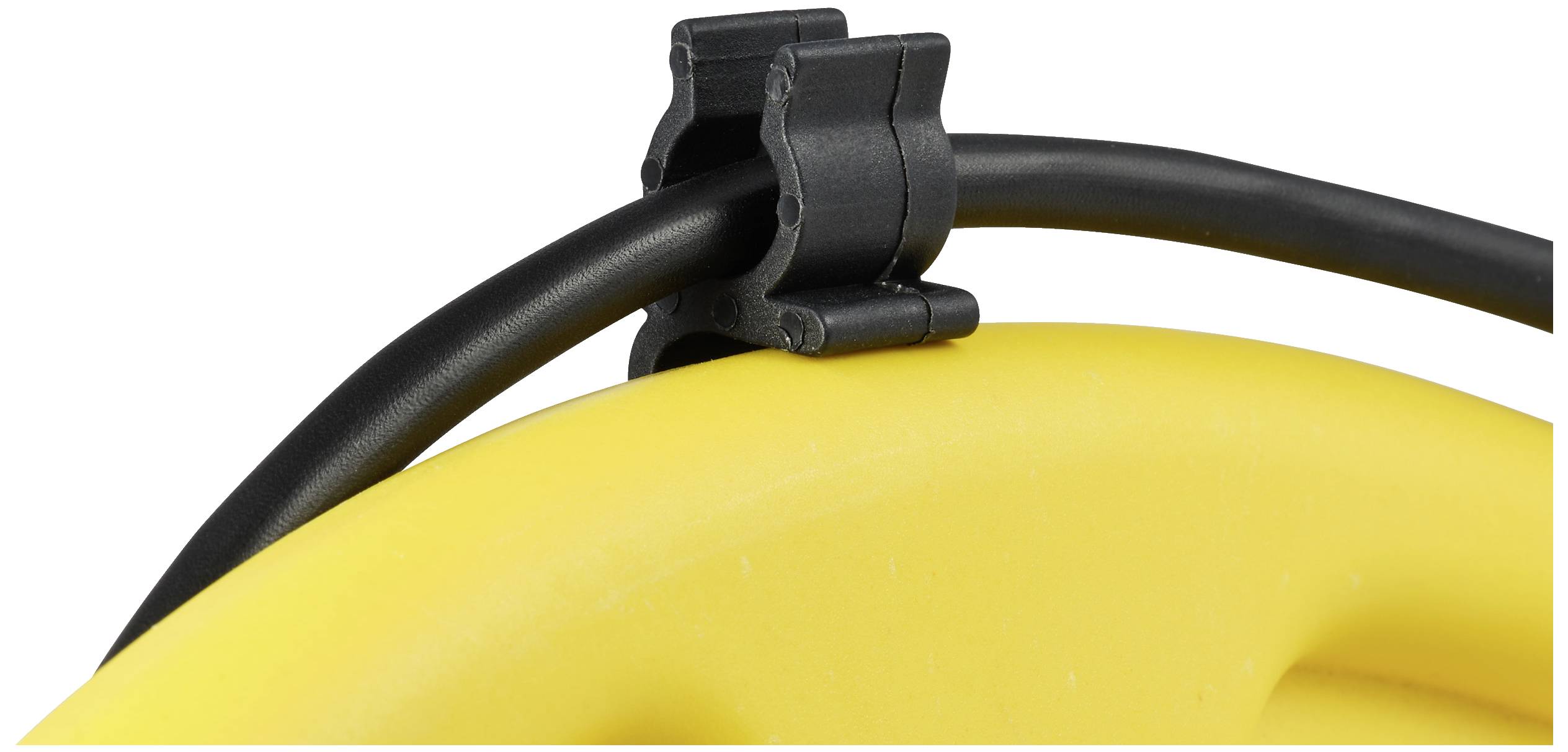 Črn kabel je pritrjen s sponko na rumenem cevovodu.