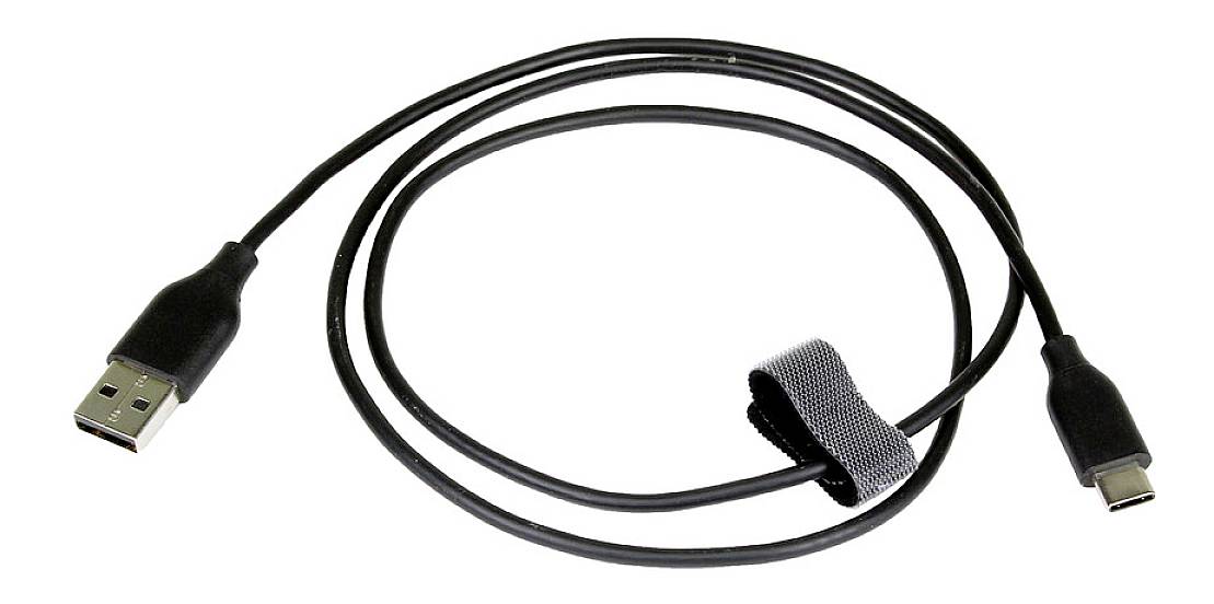 Črn USB kabel z USB-A in USB-C priključkoma. Opremljen je s ježkom za urejeno shranjevanje.