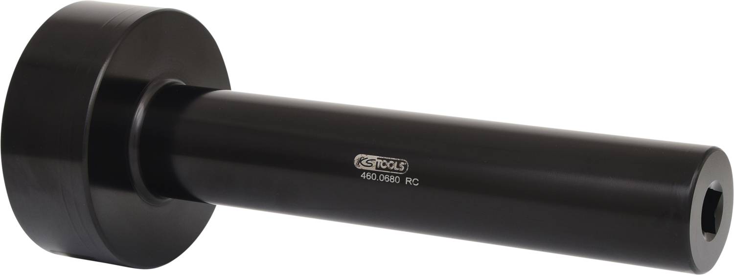 Črn cilindrični adapter s kvadratno odprtino, verjetno specialno orodje. Označen z 'KS TOOLS 460.0880 RC'.