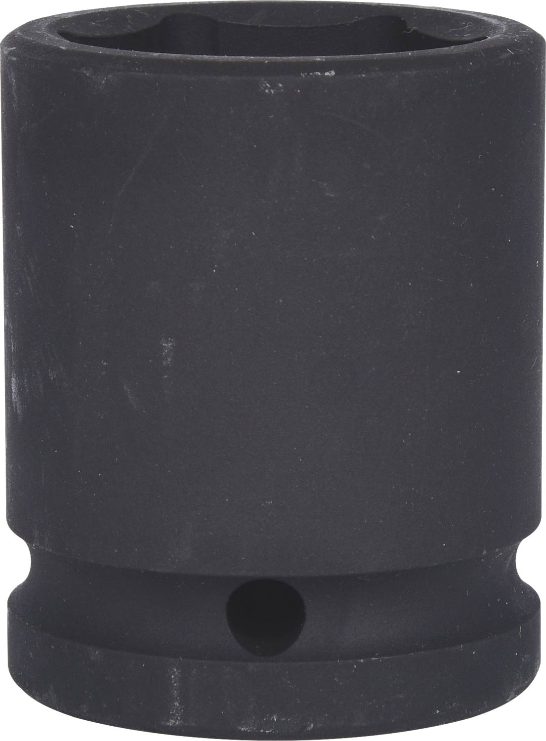 Črn, valjast nastavek, verjetno orodje, leži na beli podlagi. Ima luknjo za pritrditev.