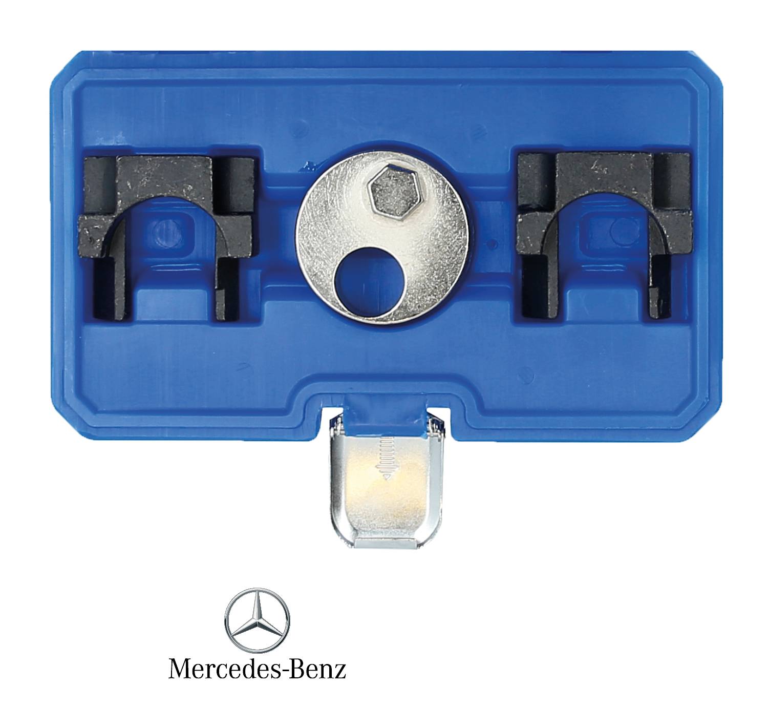 Modra plastična komponenta z kovinskim elementom na sredini, del pritrdilnega elementa ali nosilca. Spodaj logotip Mercedes-Benz.