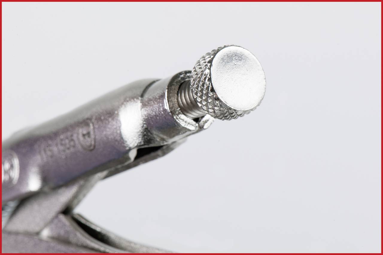 Bližnji posnetek kromiranega karabinskega kljuka z nazobčano vijačno zaporo, ki poudarja podrobnosti kovinske strukture.