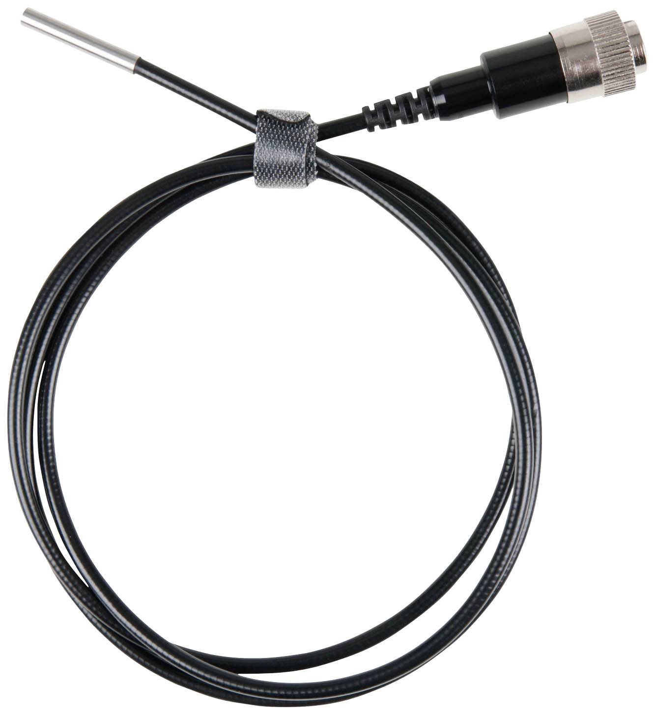 Slika črnega kabla s kovinskim vtičem in kovinsko konico. Kabel je zvit in leži na beli podlagi.