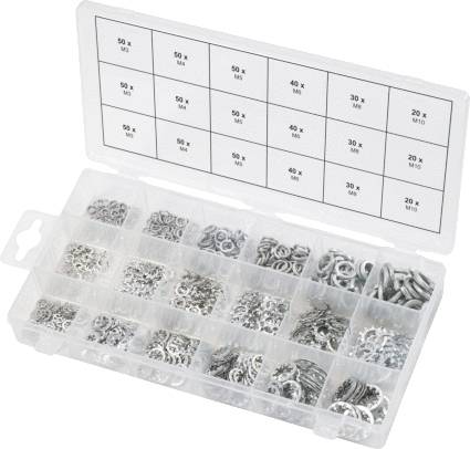 Odprta plastična škatla z več razdelki, ki vsebuje vijačne podložke različnih velikosti. Na pokrovu je nalepka z napisanimi velikostmi.