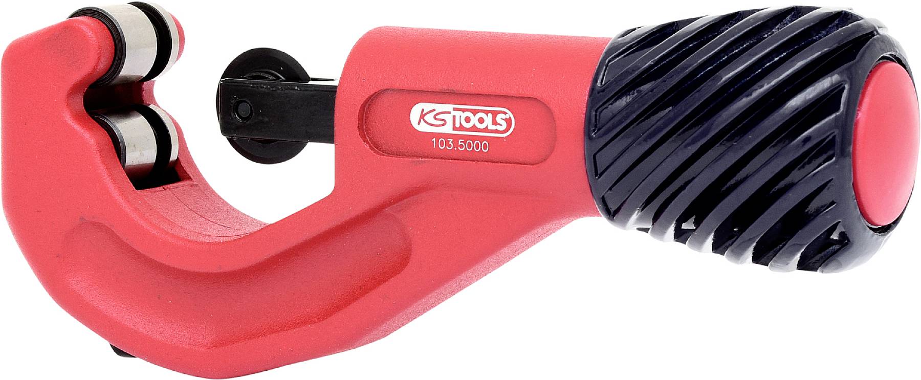 Rdeče ročno orodje za rezanje cevi s črnim, rebrasto oblikovanim ročajem, namenjeno natančnemu rezanju cevi; znamka 'KS Tools', modelna številka 103.5000.