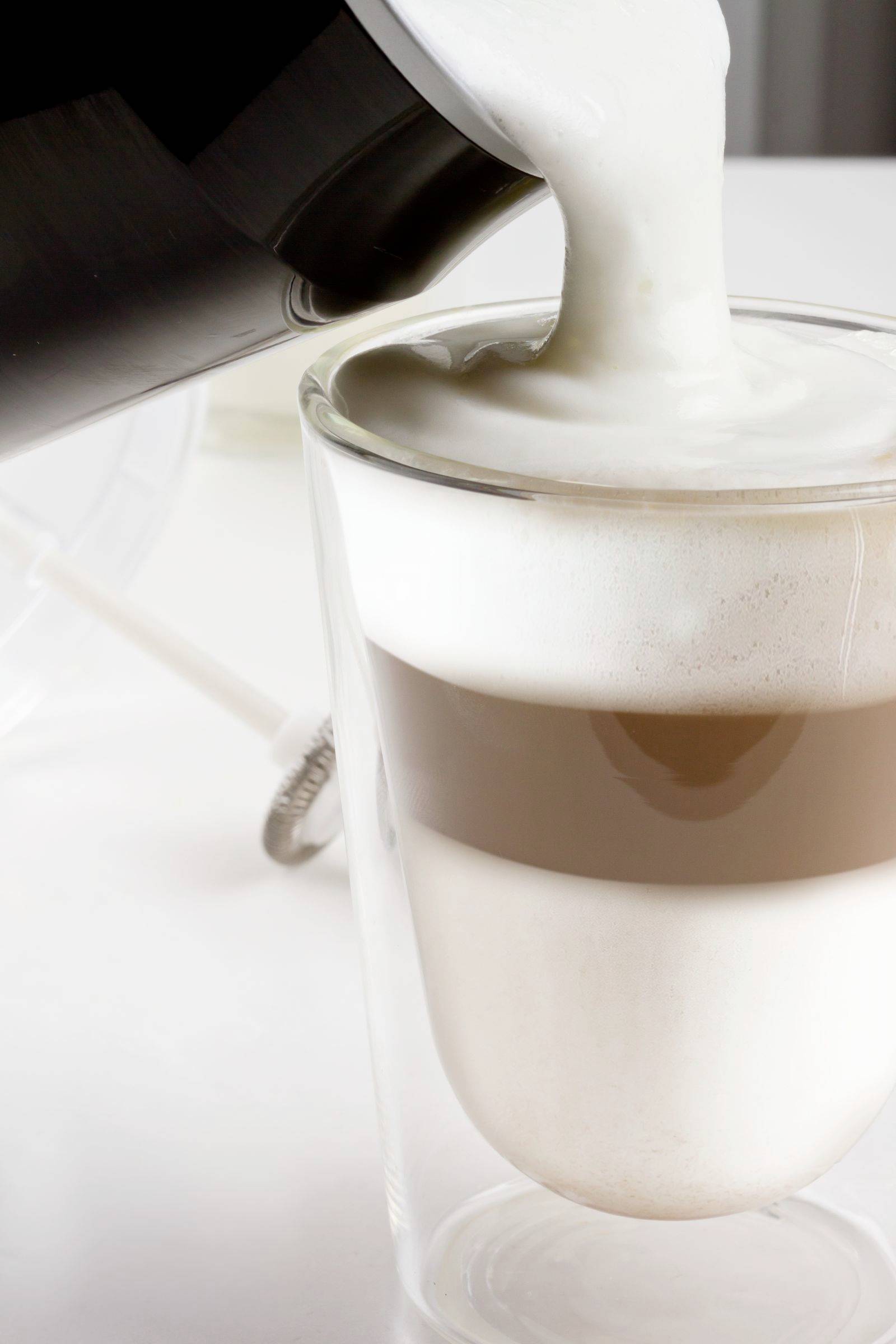Latte macchiato se natoči iz vrča z napenjeno mleko. Vidne so tri plasti: mleko, kava, pena.