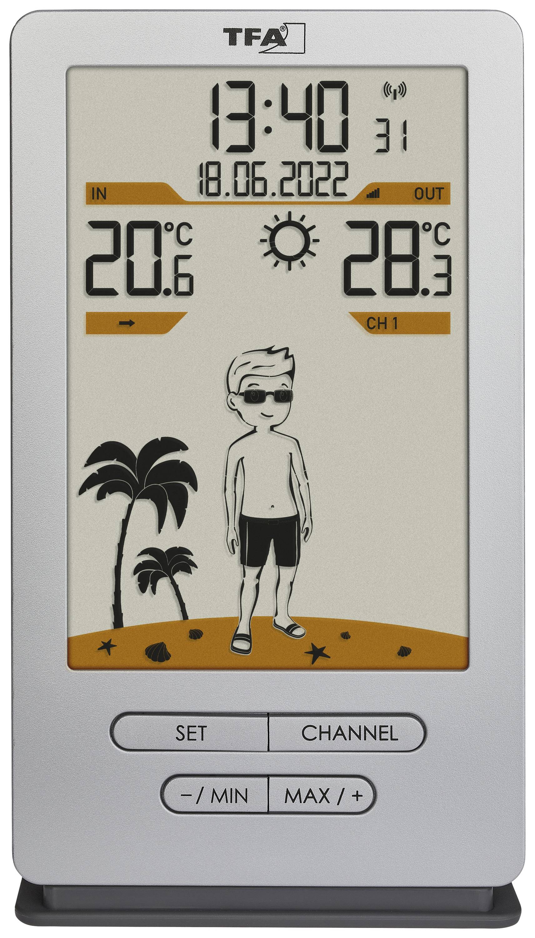 Digitalna vremenska postaja z uro 13:40, datum 18. 06. 2022. Notranja temperatura 20,6 °C, zunanja temperatura 28 °C. Risba fanta na plaži.
