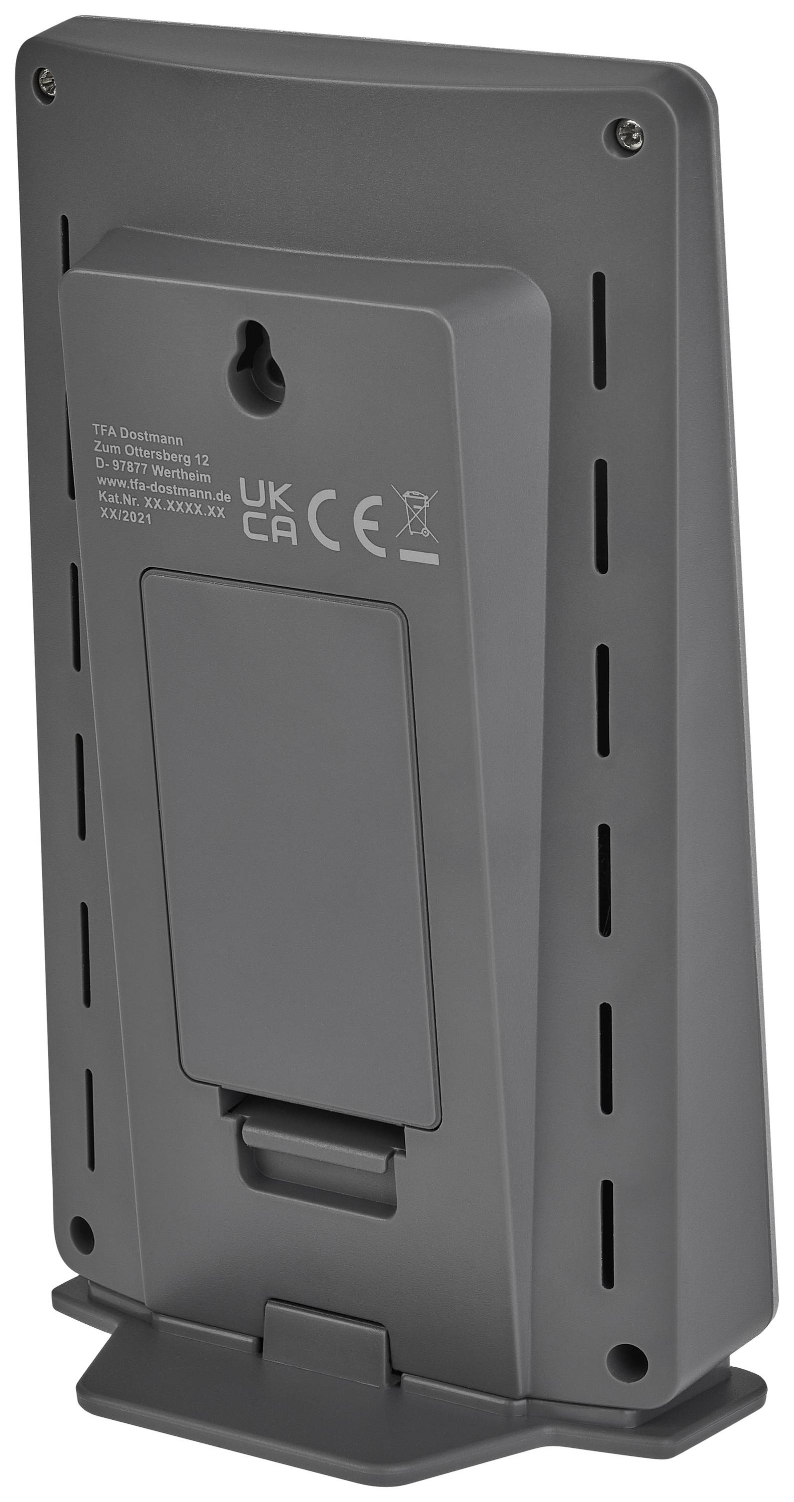 Slika prikazuje zadnjo stran sive elektronske naprave, verjetno merilnika, z baterijskim predalom in certifikacijskimi oznakami.