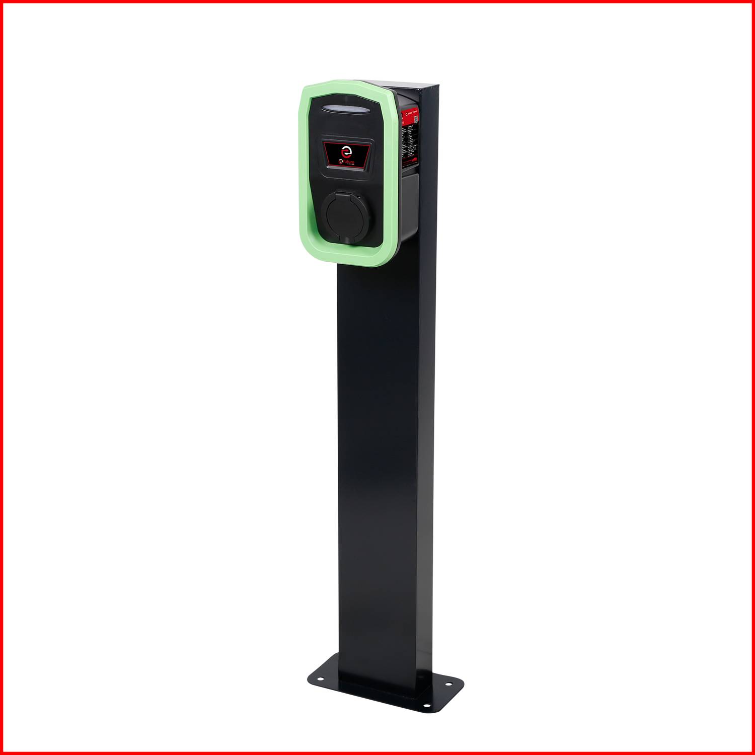 Postaja za polnjenje električnih vozil' je napisano na črnem stojalu. Zgoraj je viden priključek z zelenim okvirjem.