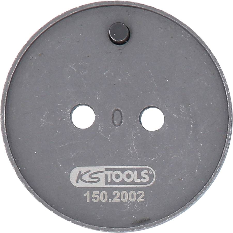 Okrogla, srebrno obarvana kovinska plošča z dvema luknjama in napisom 'KS TOOLS 150.2002'.
