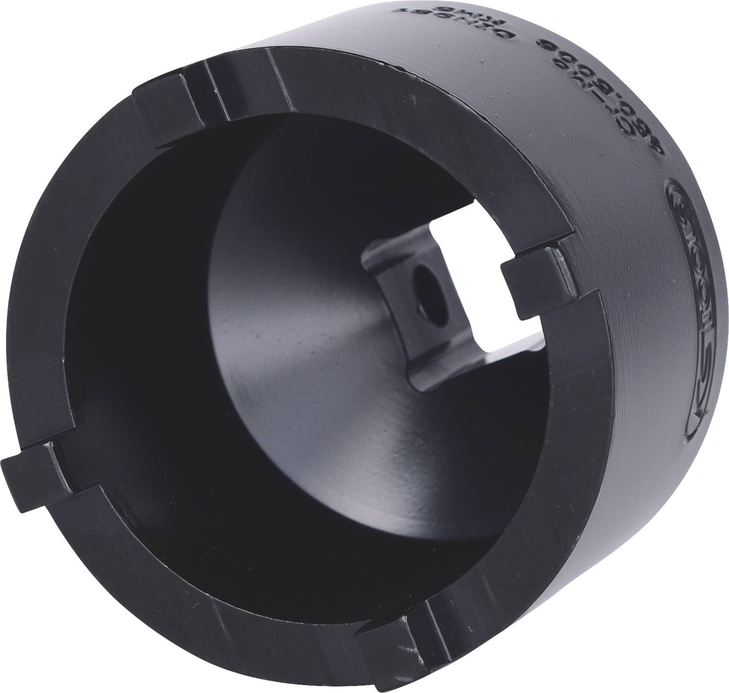 Črn plastičen del cilindričaste oblike z luknjami, verjetno adapter ali pokrovček.