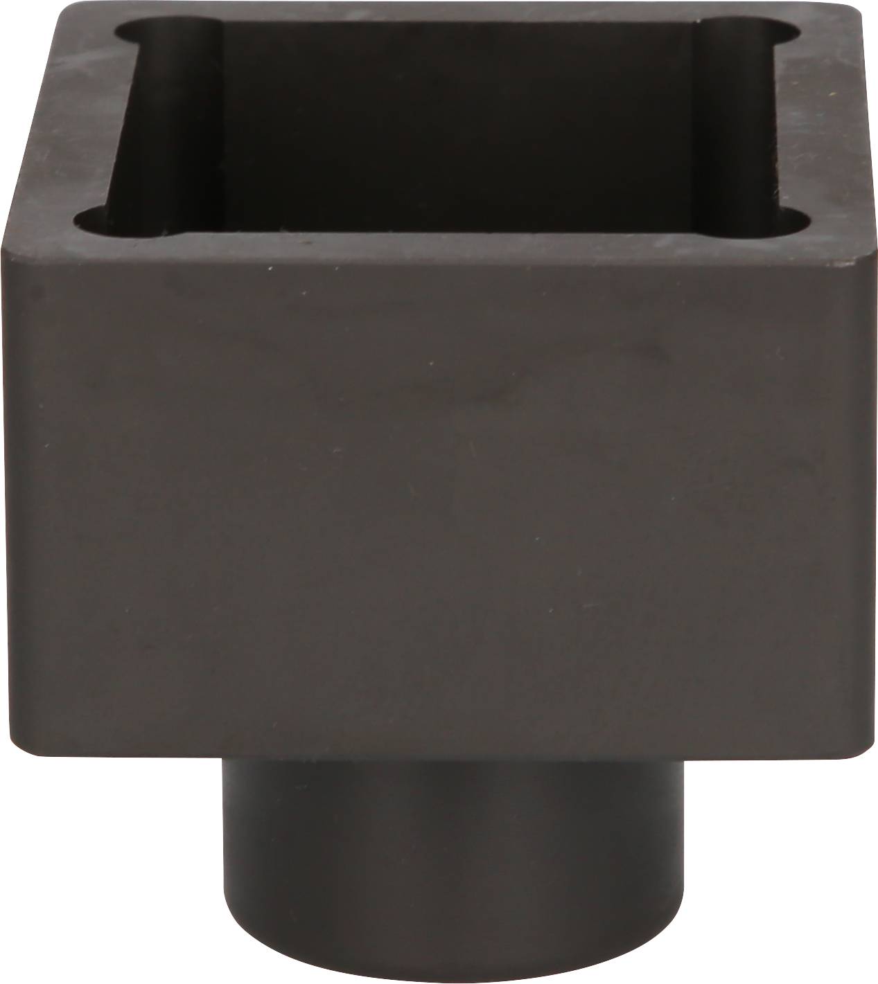 Črn, kvadraten gradbeni element z okroglim podstavkom. Zdi se, da je narejen iz kovine ali plastike in bi lahko služil kot držalo ali adapter.