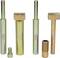 Pet kovinskih vijakov različnih velikosti in oblik stoji pokončno drug ob drugem na beli podlagi.