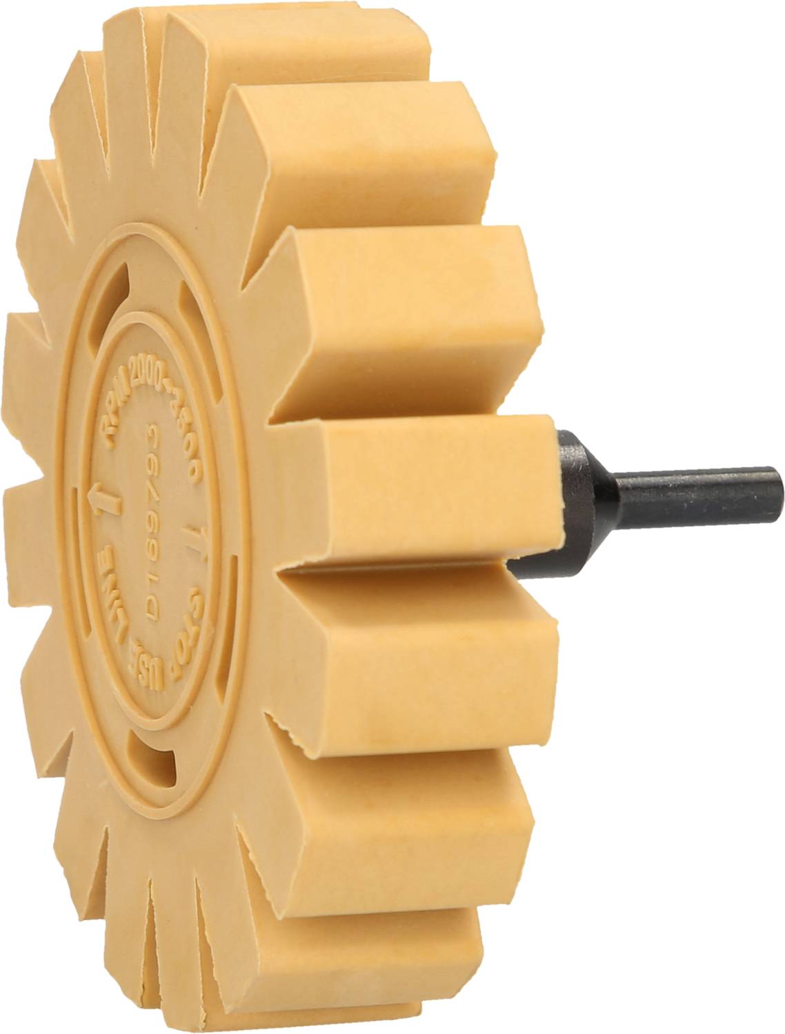 Slika okroglega, oranžnega gumijastega kolesa za brisanje z nazobčanim robom. Nameščeno je na črni pritrditvi za električno orodje.