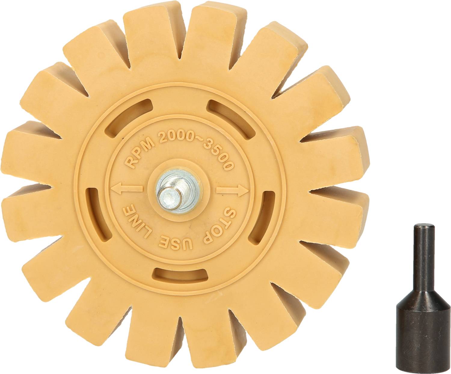 Bež gumirani nastavek radirke z enakomerno lamelno strukturo, ob strani črn adapter. Napis: 'RPM 2000-3500'.