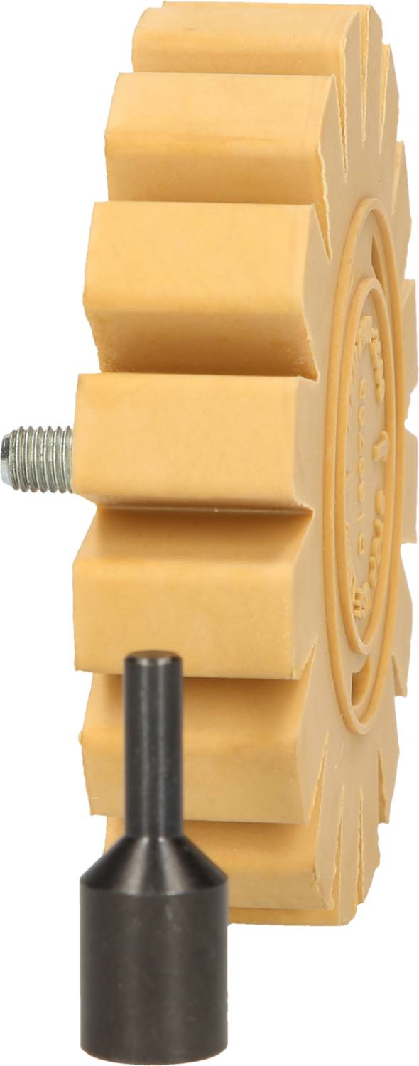 Ob bež barvi kolo z nazobčanim robom in kovinska pritrjevalna naprava zraven stoji majhen kovinski svedر.