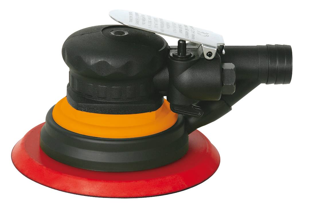Ekscentrični brusilnik s črnim ohišjem, oranžno in rdečo brusilno ploščo, primeren za fino obdelavo površin.