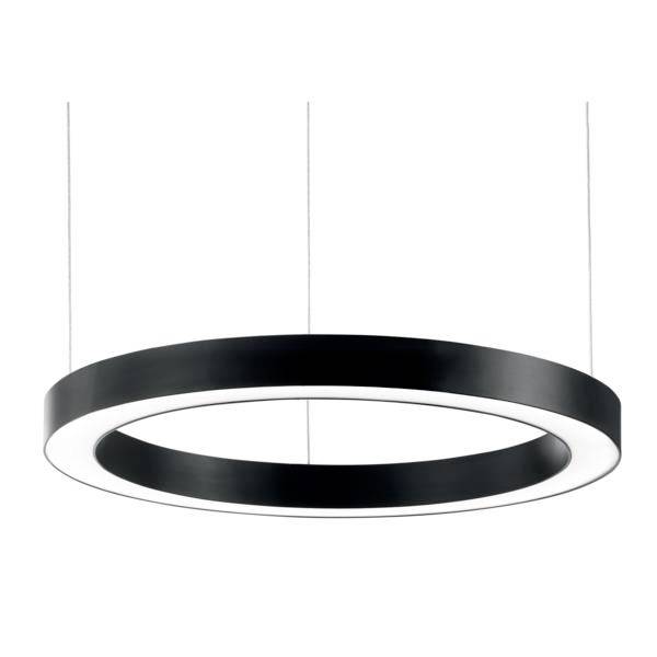 Moderna črna viseča svetilka z LED-osvetlitvijo. Visi na tankih kablih s stropa. Minimalistični dizajn.
